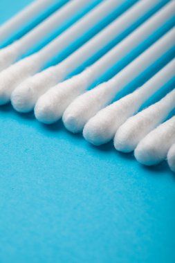 beyaz pamuklu çubukları