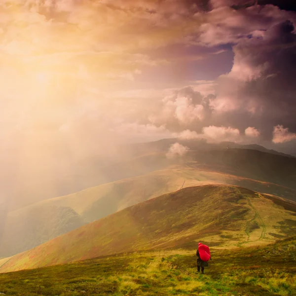 Tourist on the path — Stock Photo, Image