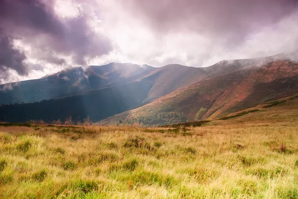 Paesaggio con raggi solari — Foto Stock