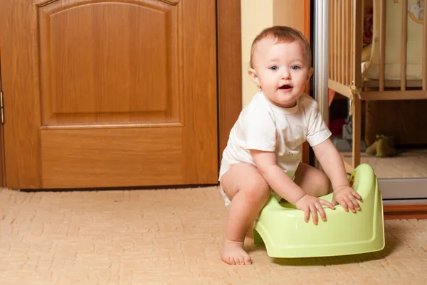 Baby på potten — Stockfoto