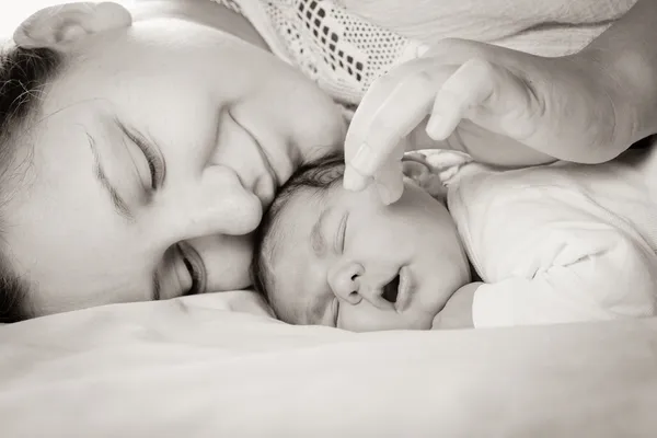 Bebê com a mãe Fotos De Bancos De Imagens