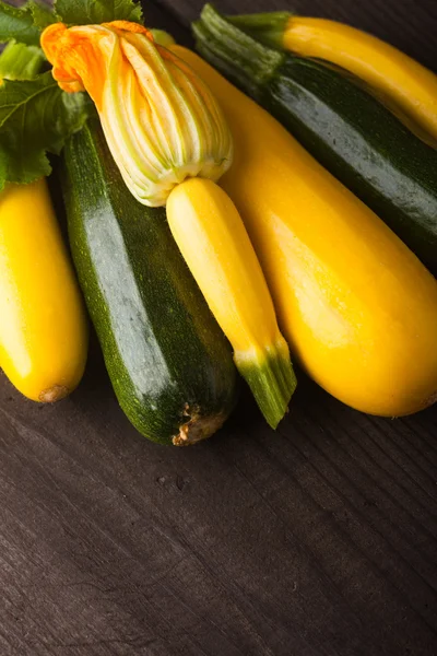 Gul och grön zucchini — Stockfoto