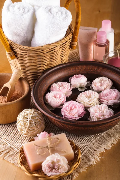 Spa met rozen — Stockfoto