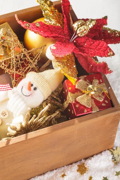 Schachtel mit Weihnachtsdekoration — Stockfoto