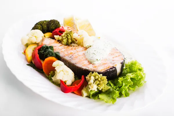 Стейк из лосося на гриле с овощами — стоковое фото