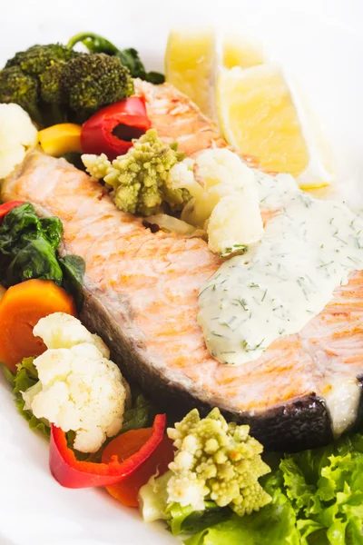 야채와 구운된 연어 스테이크 — 스톡 사진