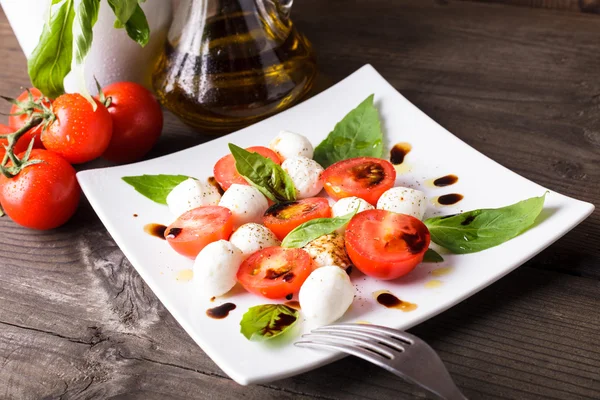 Caprese salatası