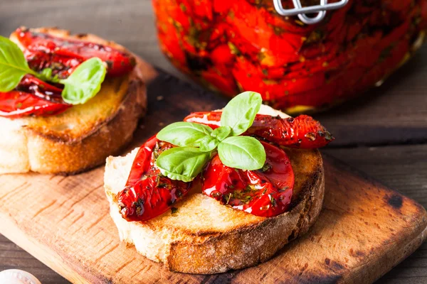 Bruschetta com tomates secos ao sol — Fotografia de Stock