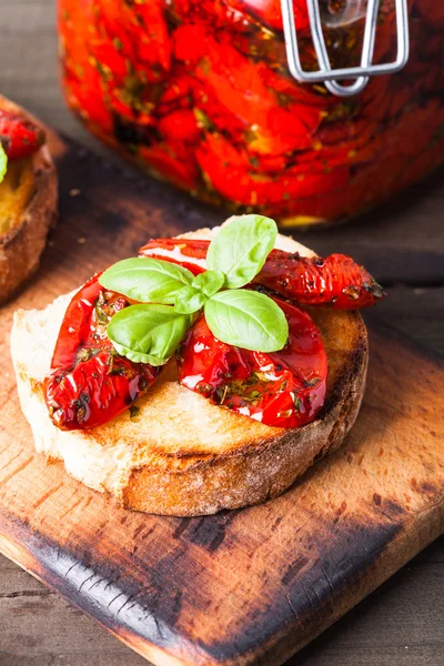 Bruschetta com tomates secos ao sol — Fotografia de Stock