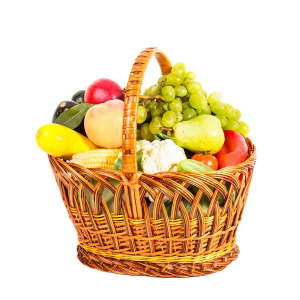 Korb mit Gemüse und Obst — Stockfoto