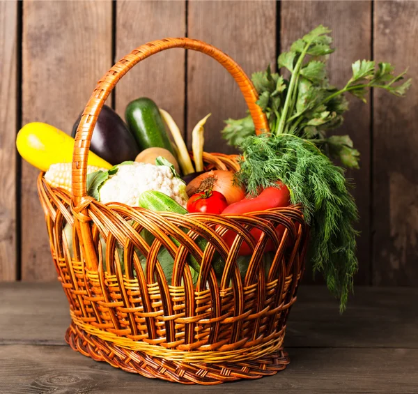 Cesta com legumes — Fotografia de Stock