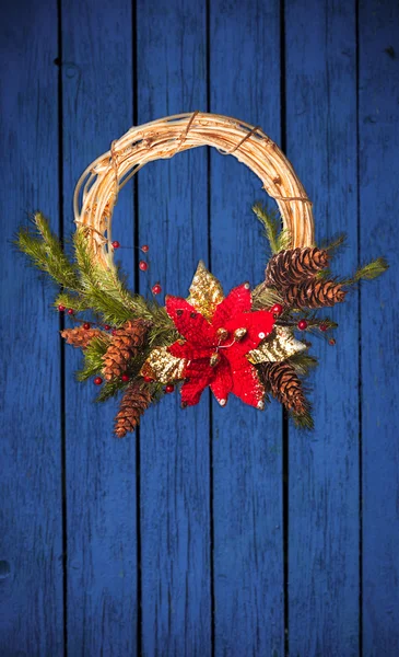 Świąteczny wieniec na drewnianych drzwiach — Zdjęcie stockowe