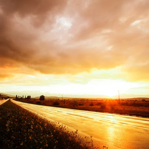 Wet road and sky — Stock Photo, Image