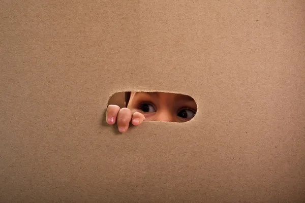 Bebé en una caja — Foto de Stock