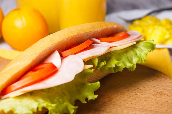 Café da manhã com sanduíche — Fotografia de Stock
