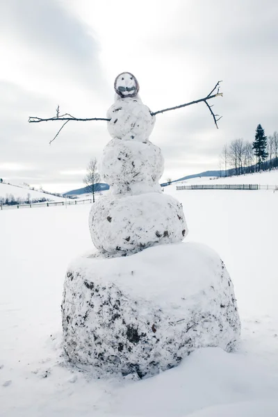Een grote sneeuwpop — Stockfoto