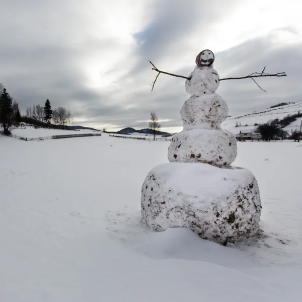 Een grote sneeuwpop — Stockfoto