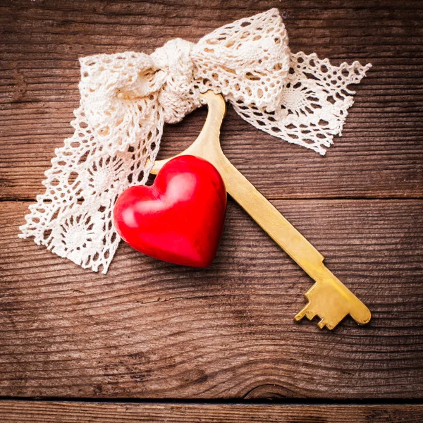 Stary klucz i serca — Zdjęcie stockowe