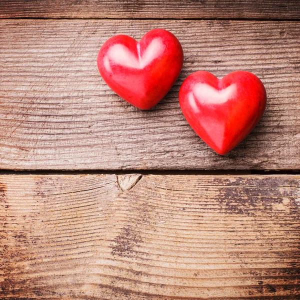 Corazones rojos sobre madera —  Fotos de Stock