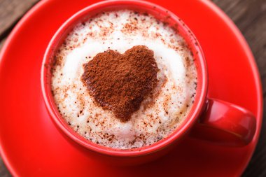 Kırmızı fincan cappuccino ile