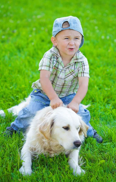 Niño y perro —  Fotos de Stock