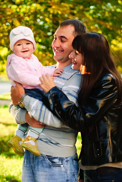 Familia feliz al aire libre — Foto de Stock