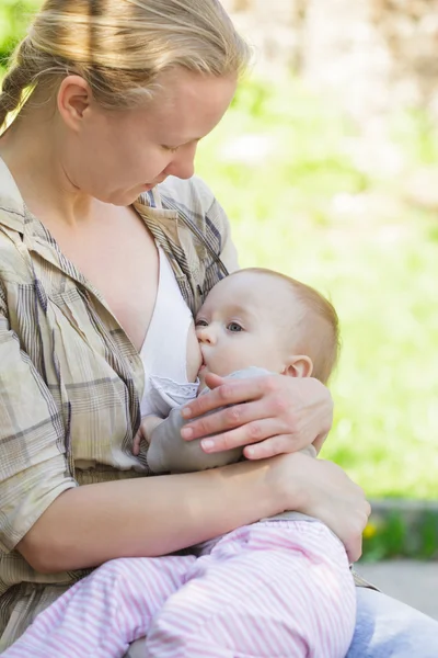 어머니 breastfeeds — 스톡 사진