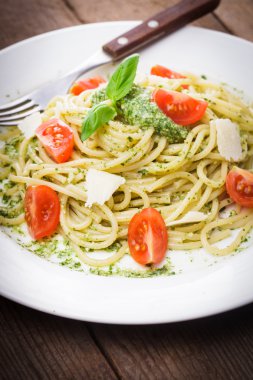 Spagetti yeşil pesto ile