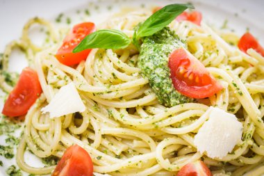 Spagetti yeşil pesto ile