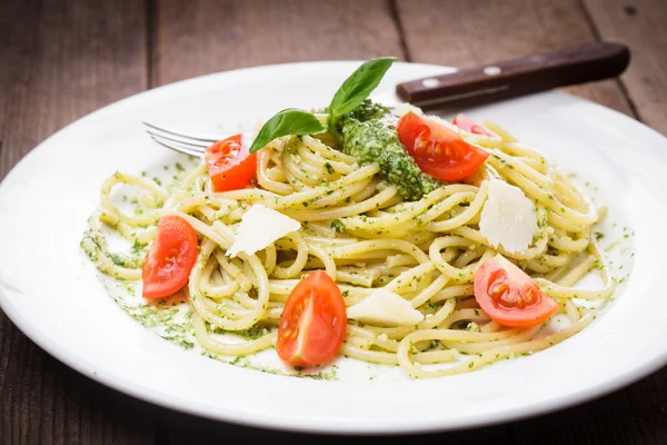 Spaghetti mit grünem Pesto — Stockfoto