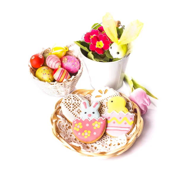 Ciasteczka wielkanocne i dekoracyjne jajka — Zdjęcie stockowe