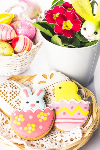 Easter cookies and decorative eggs — Stock Photo, Image