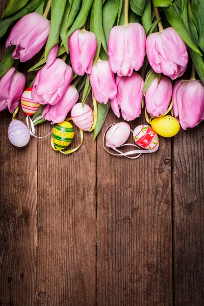 Bordo di tulipani e uova — Foto Stock