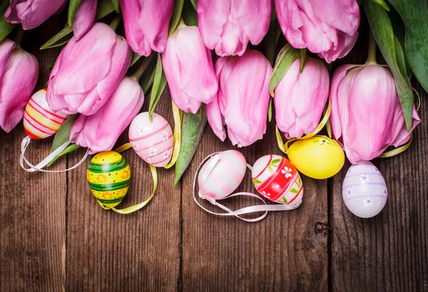 Tulipány a vejce hranice — Stock fotografie