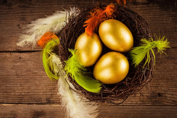 Gouden eieren in het nest — Stockfoto