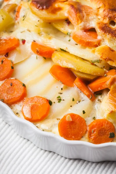 Gratinované brambory a mrkev — Stock fotografie