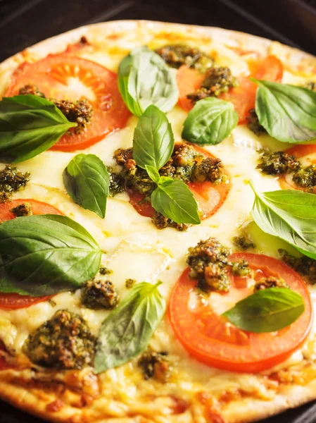 Pizza aux tomates et basilic — Photo