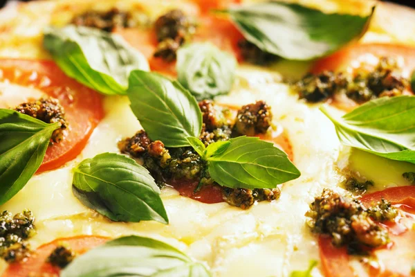 Pizza con tomates y albahaca —  Fotos de Stock