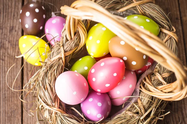 Huevos de Pascua en cesta —  Fotos de Stock