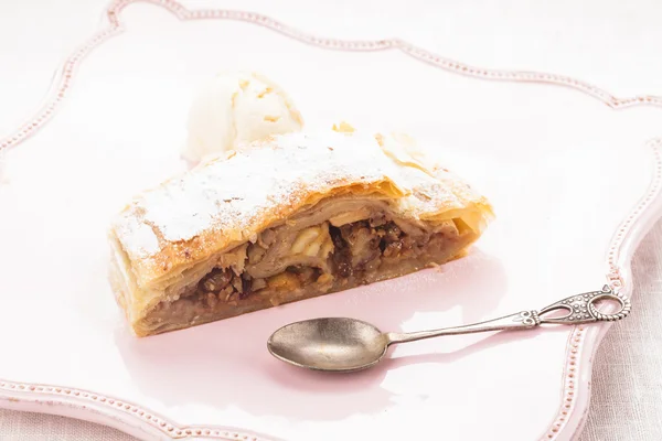 Strudel e gelato — Foto Stock