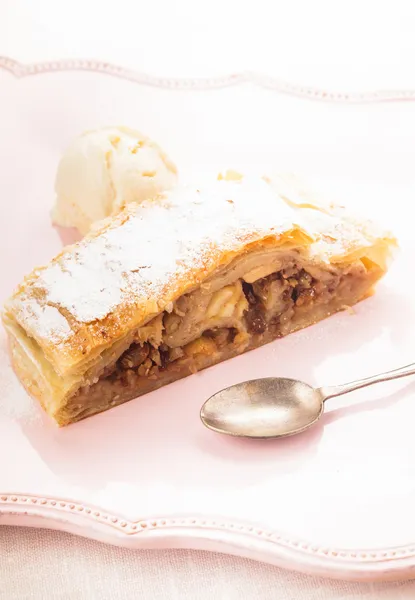 Strudel and ice cream — Stock Photo, Image