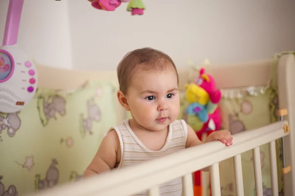 Bayi tinggal di tempat tidur — Stok Foto