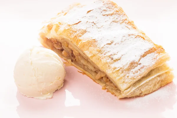 Strudel y helado — Foto de Stock