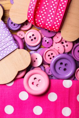 Polka dot kurdeleler ve düğmeler