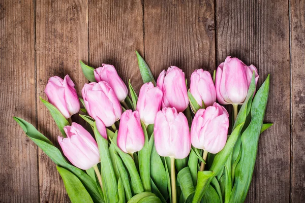 Tulipani rosa sul tavolo di legno — Foto Stock