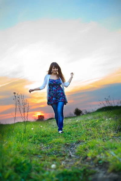 Mujer joven camina — Foto de Stock