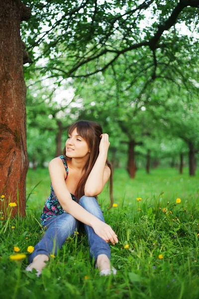 Grirl in park — Stock Photo, Image