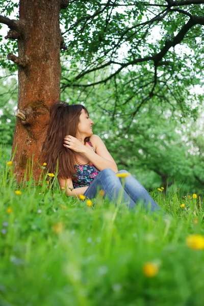 Grirl in park — Stock Photo, Image