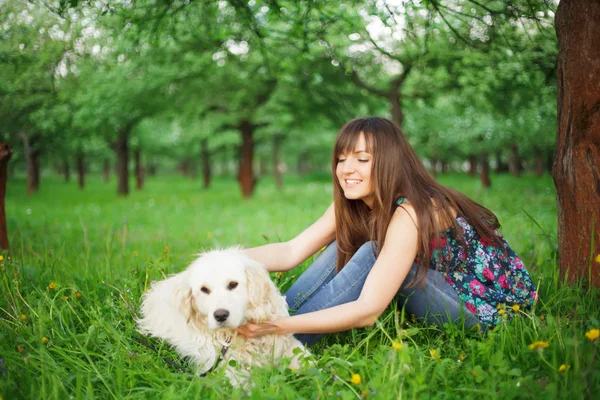 Frau spielt mit ihrem Hund — Stockfoto