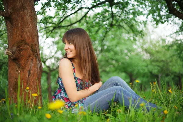 Grirl im Park — Stockfoto